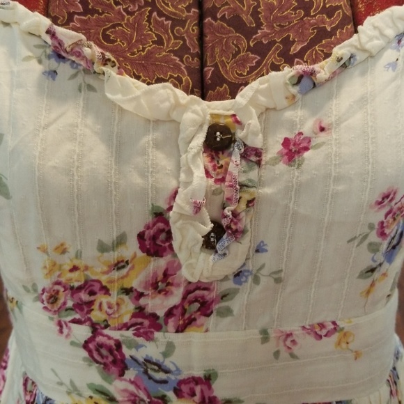 White and Floral Dress - Picture 2 of 4